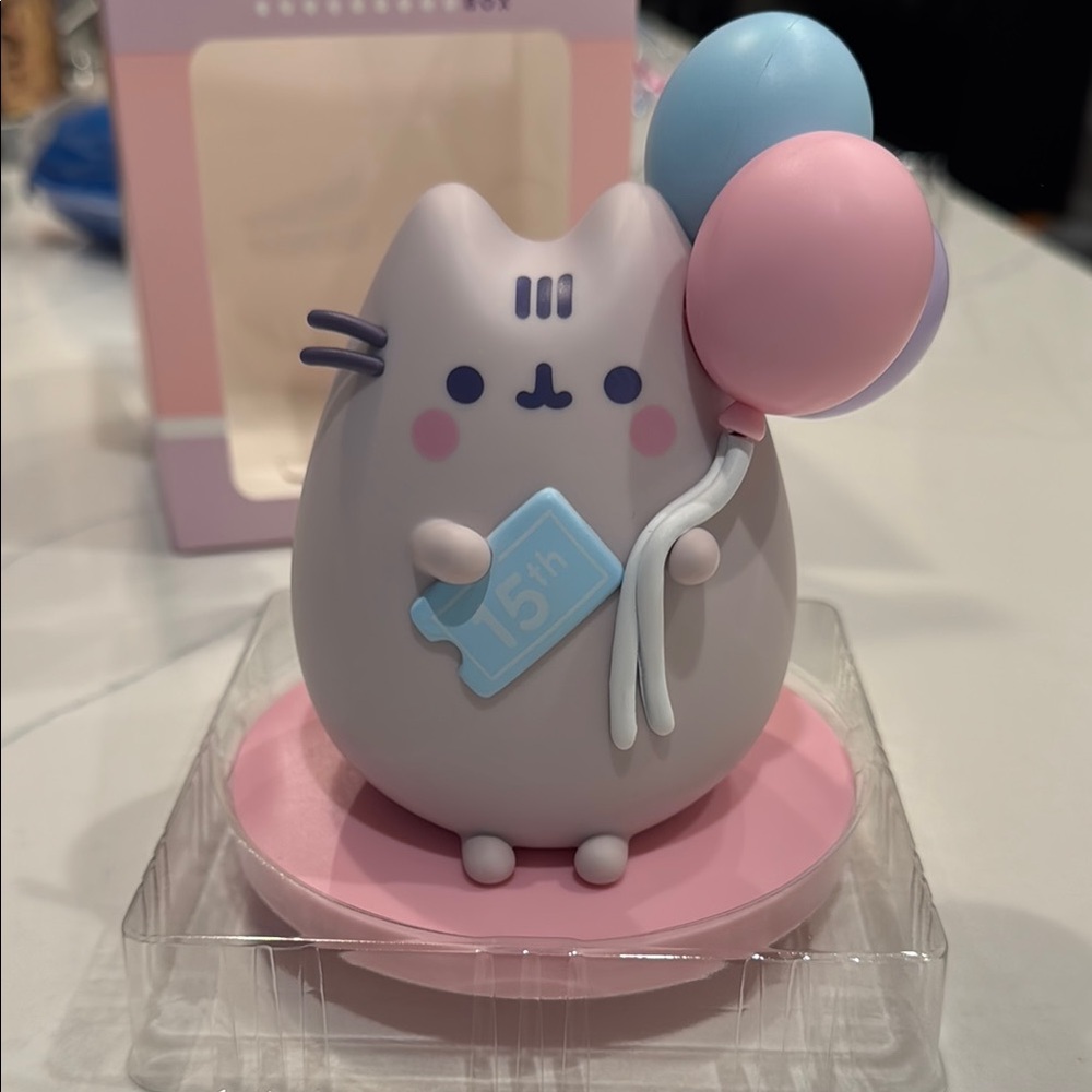 Pusheen Box exclusive!!💓 Birthday Pusheen vinyl figurine with balloons